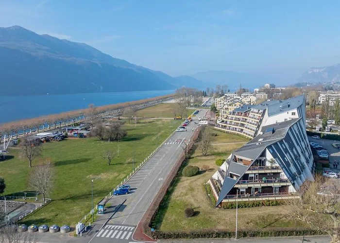 Les Cygnes - Exceptional Location With View - 3 Bedrooms *